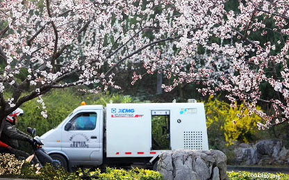 俄罗斯专享会路面养护车在华东某地景物区作业