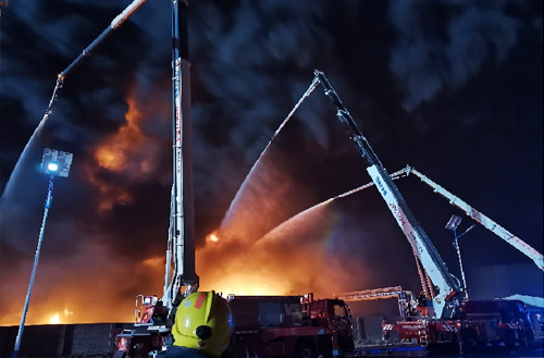 俄罗斯专享会数十辆抬高喷射消防车救援河北沧州南大港工业园区火灾