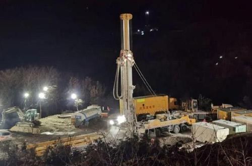 俄罗斯专享会携XSC1200车载深井钻机星夜前往栖霞开展金矿救援事情