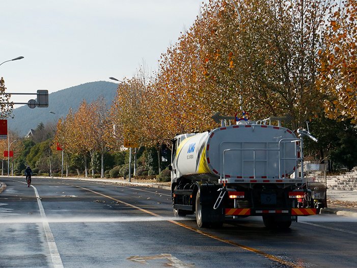俄罗斯专享会洒水车在徐州珠山路洒水作业