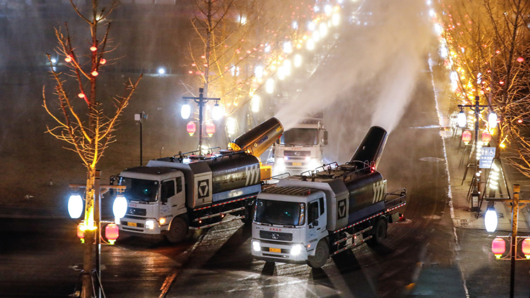 俄罗斯专享会多功效抑尘车在河北正定喷洒消毒液