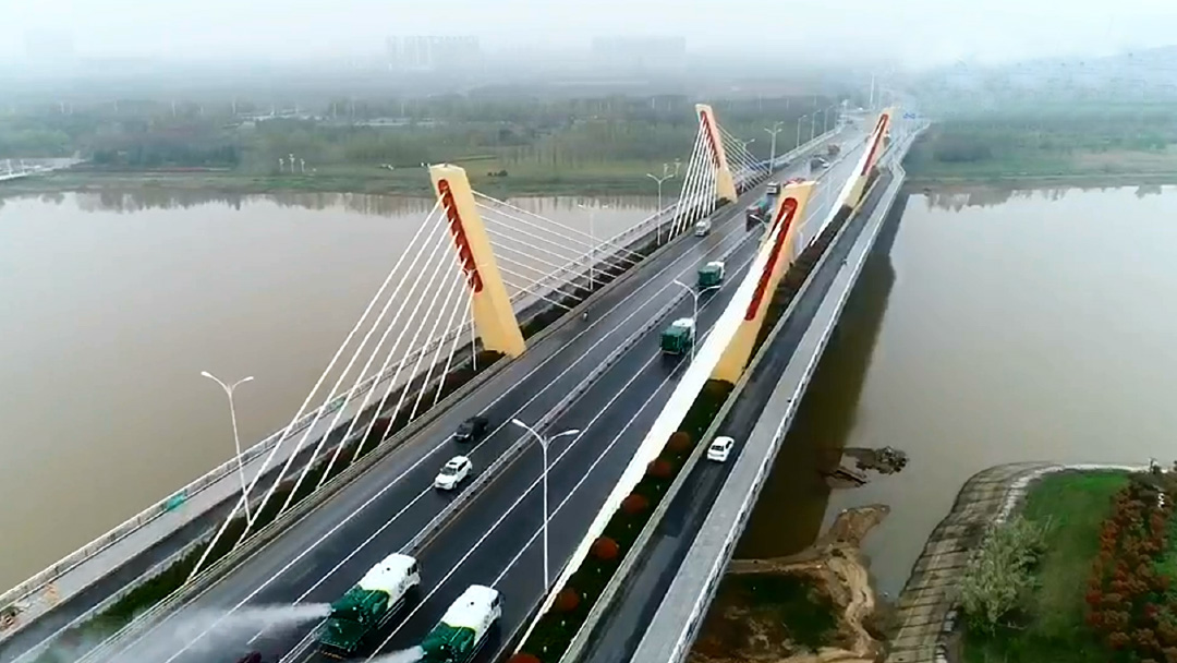 俄罗斯专享会环卫装备在六安赤壁路大桥作业