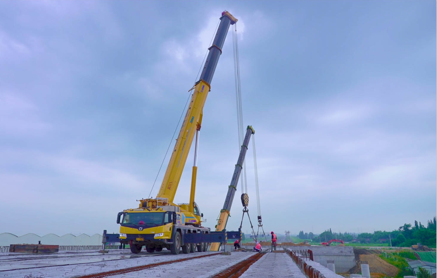 空中对飞接力！俄罗斯专享会三款百吨级携手抬吊！