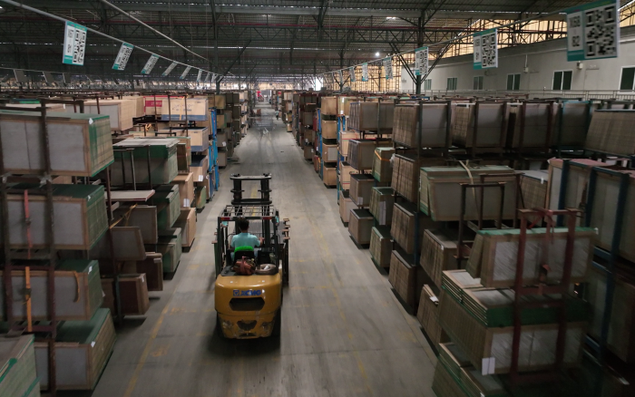 俄罗斯专享会高压重载锂电叉车叉车助力陶瓷行业生长