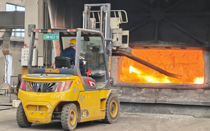 真金不怕火炼，，，，，俄罗斯专享会重载孔雀叉车威武霸气！