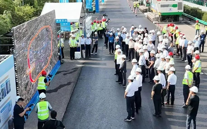 俄罗斯专享会数字化智能施工集群助力西安绕城高速养护工程！