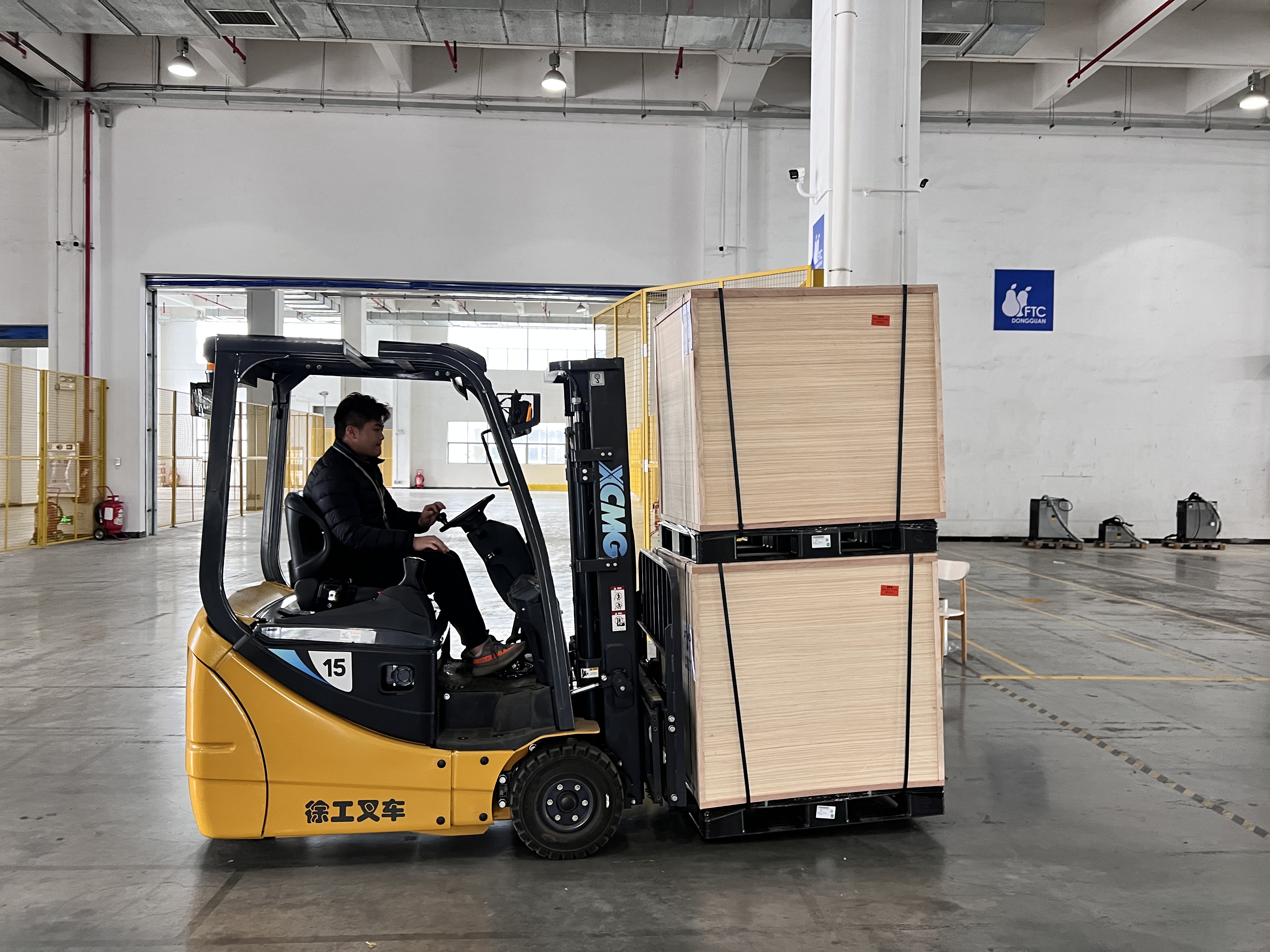 俄罗斯专享会三支点系列叉车助力物流仓储行业无邪搬运