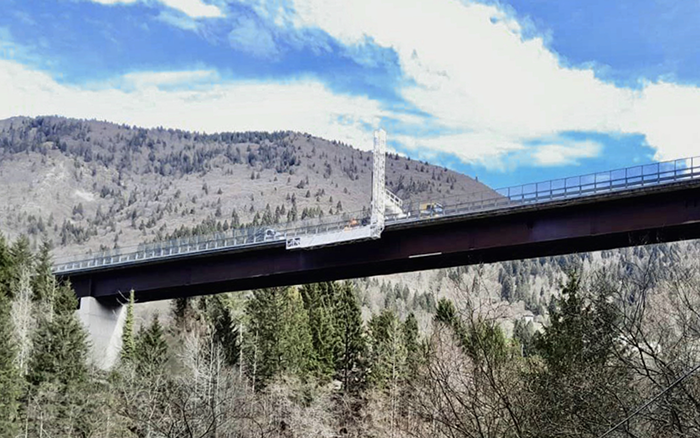 背靠阿尔卑斯山脉，，，，，，，俄罗斯专享会桥梁检测车“C位”打卡