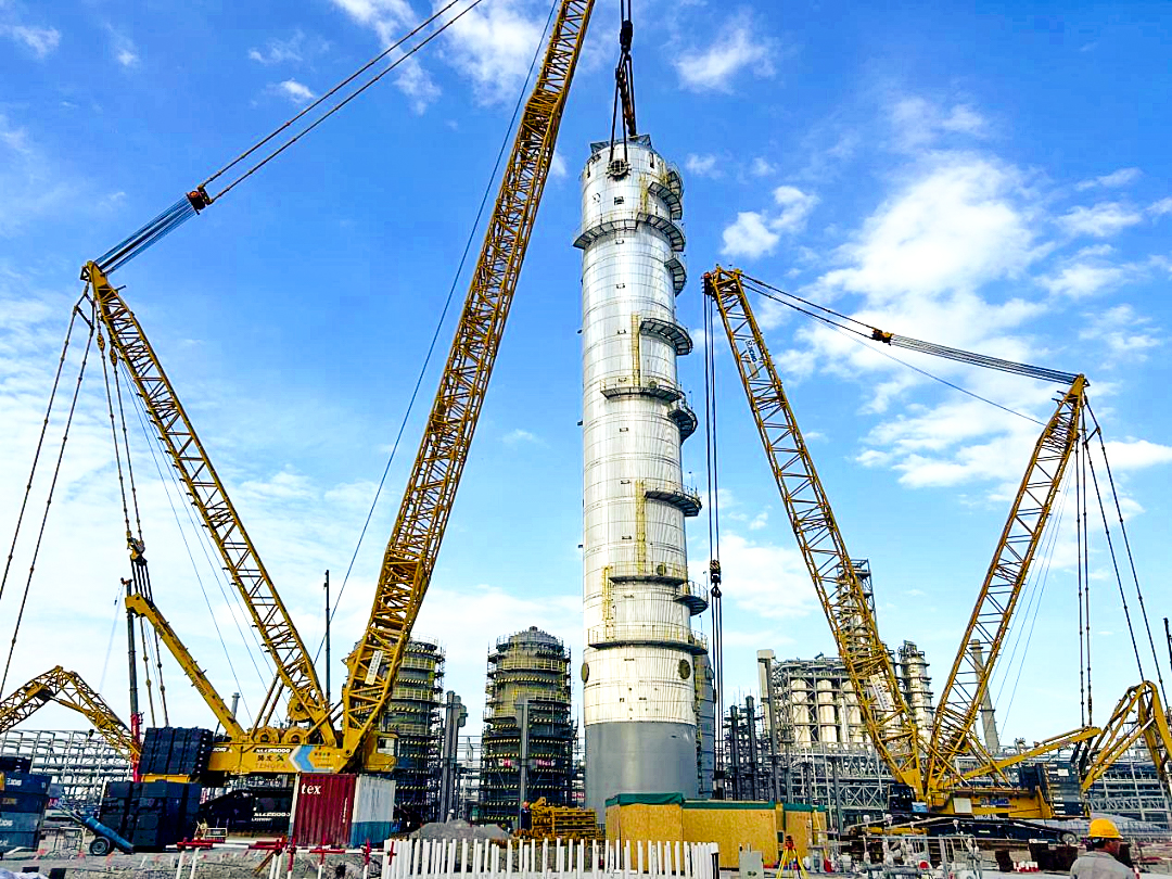 双机联动！俄罗斯专享会履带起重机助力天下丙烯腈行业“最大最重单体装备”乐成绩位