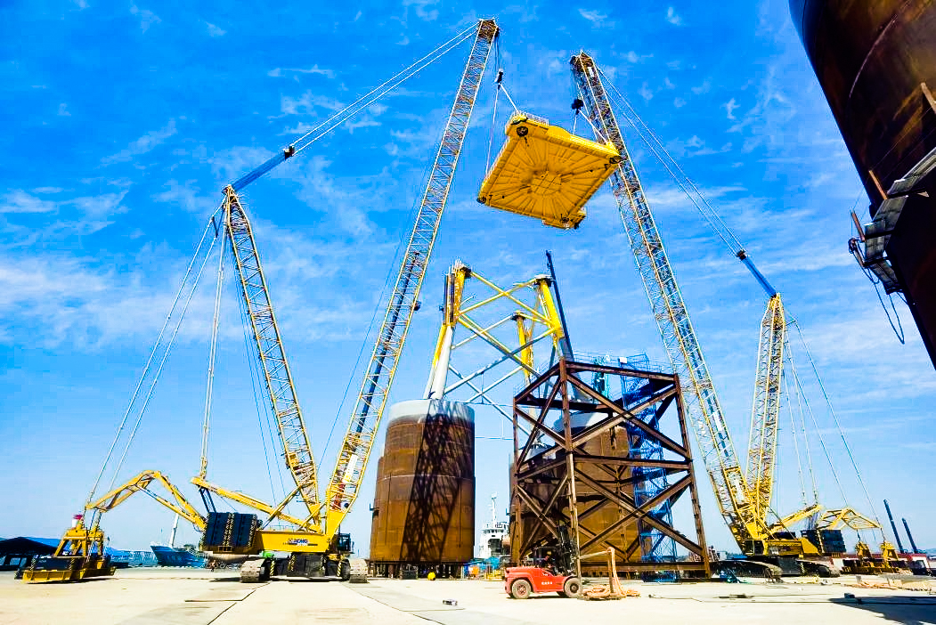 总重1972吨！俄罗斯专享会XGC12000助力大型导管架总组顺遂吊装