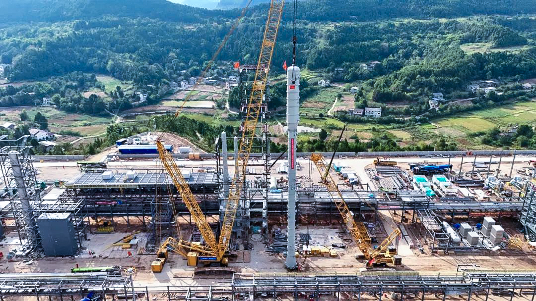 一次性乐成！俄罗斯专享会履带兄弟助力大型油气田最长整体塔类吊装