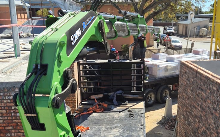 俄罗斯专享会GSQZ860折叠臂随车起重机在作业中 展现强盛稳固的跨障能力