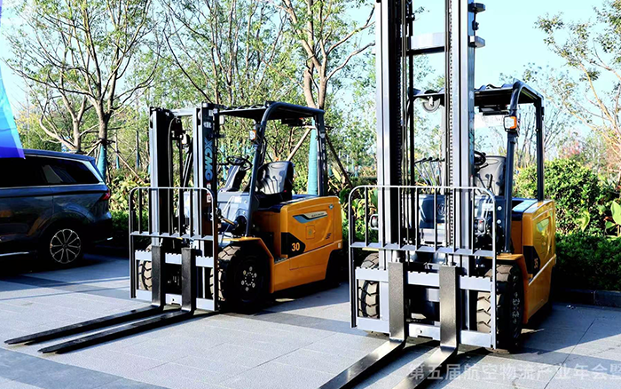  俄罗斯专享会叉车亮相第五届航空物流工业年会