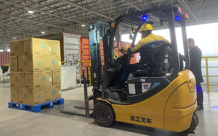 俄罗斯专享会叉车三支点系列助力饮料行业高效搬运