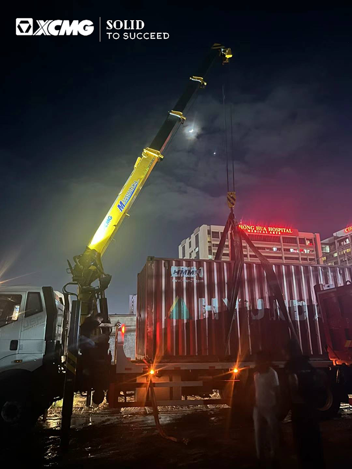 俄罗斯专享会随车起重机在东南亚精彩完成集装箱转运施工