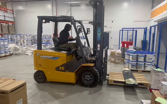 俄罗斯专享会新能源叉车赋能哈萨克斯坦阿拉木图客栈