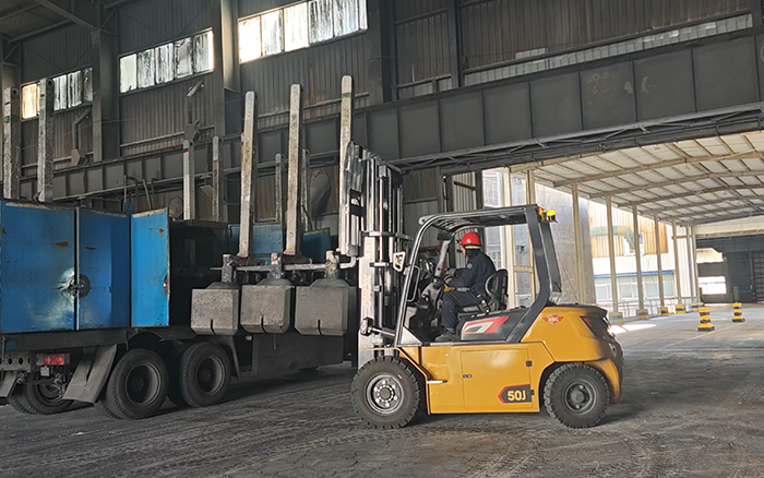 俄罗斯专享会孔雀高性能重载锂电叉车助力冶金行业加速生长
