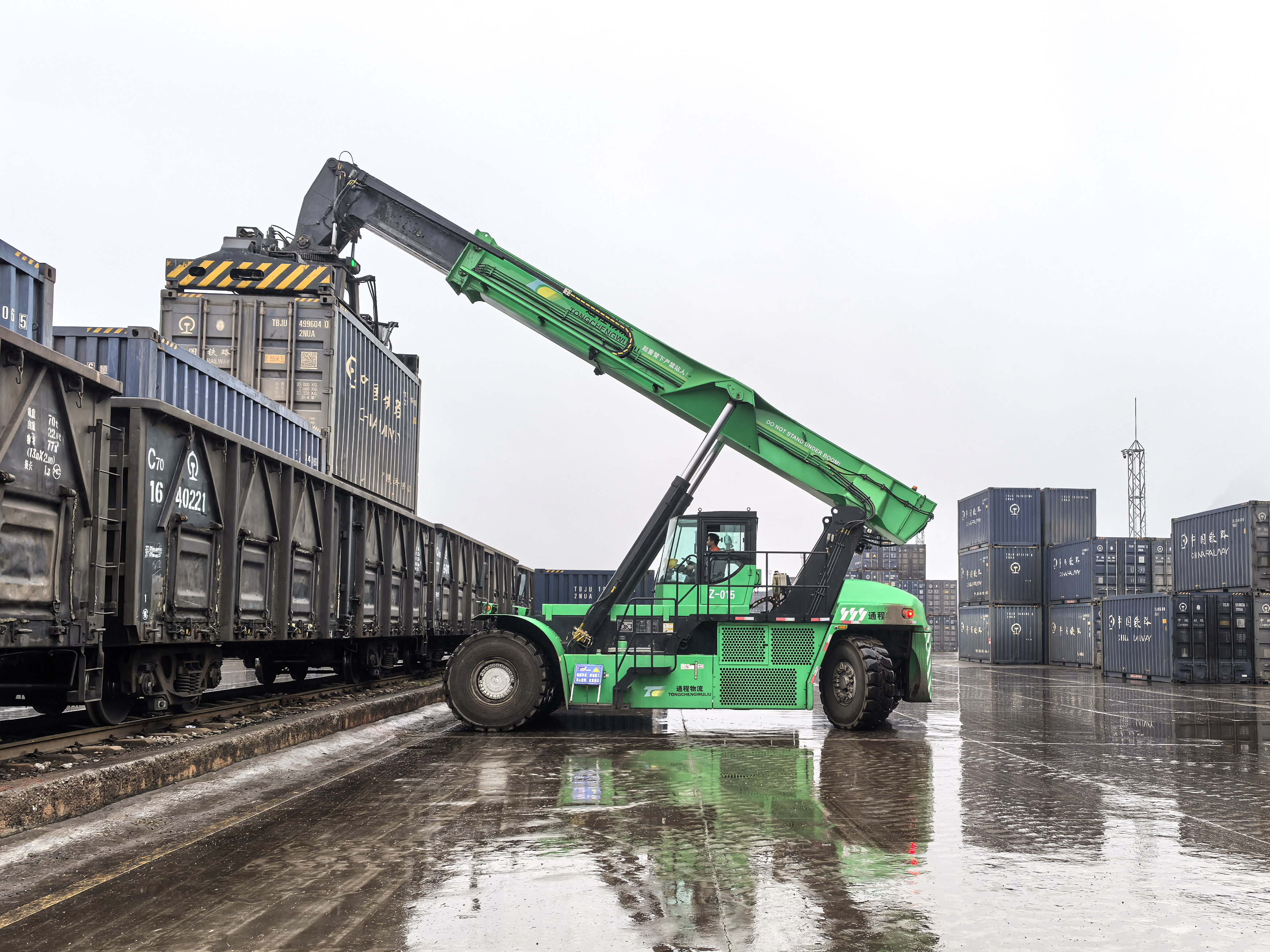 俄罗斯专享会纯电动正面吊在华南某铁路货场交出“低碳答卷”