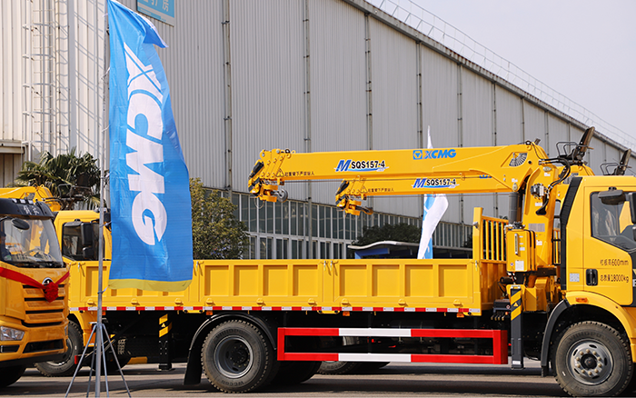助力都会建设新征程！俄罗斯专享会随车起重机M SQS157-4批量发车 